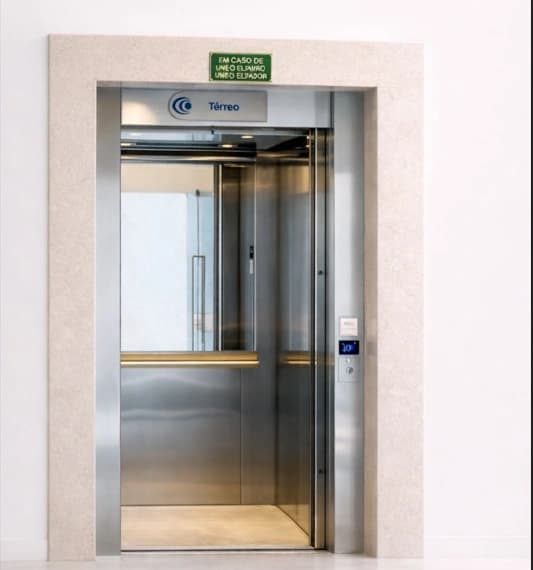 Cabine do elevador IZ Prime com acabamento em inox e iluminação LED.