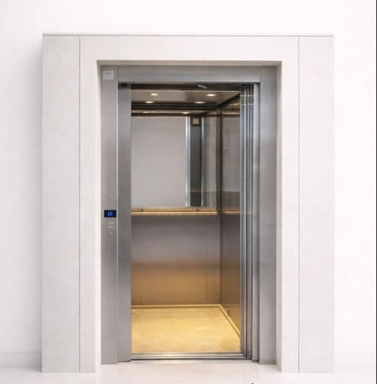 Elevador residencial IZ Silver em cabine compacta.